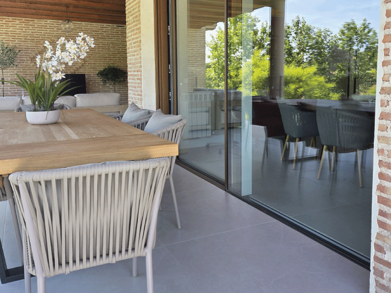 Cortinas de cristal: disfruta de tu terraza incluso en los días más calurosos
